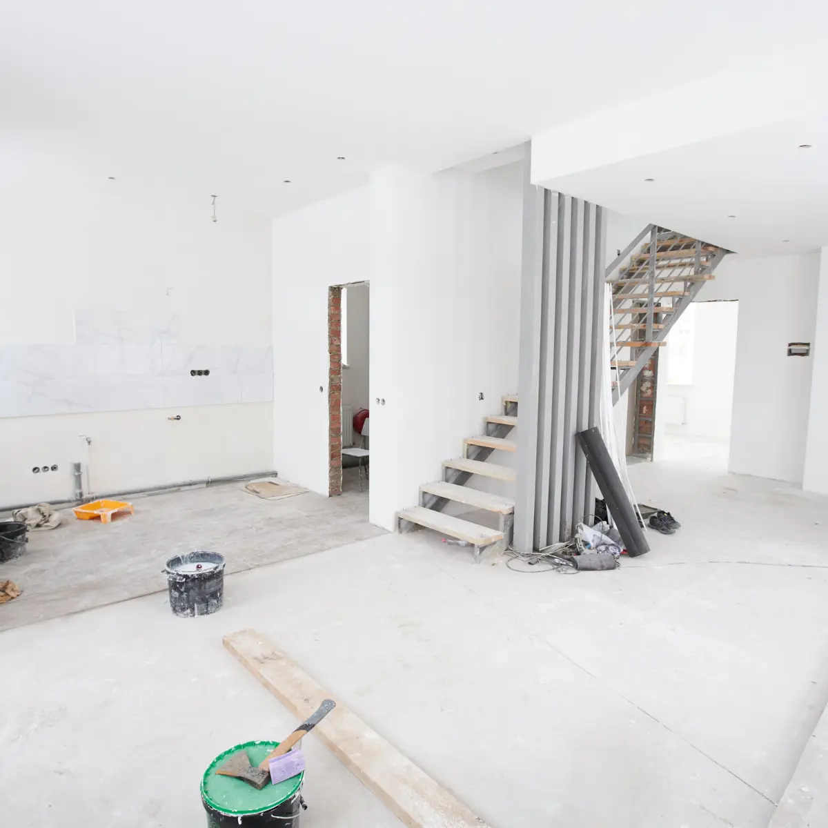 VAVION Handwerker installiert Trockenbauwand in neuem Wohnraum